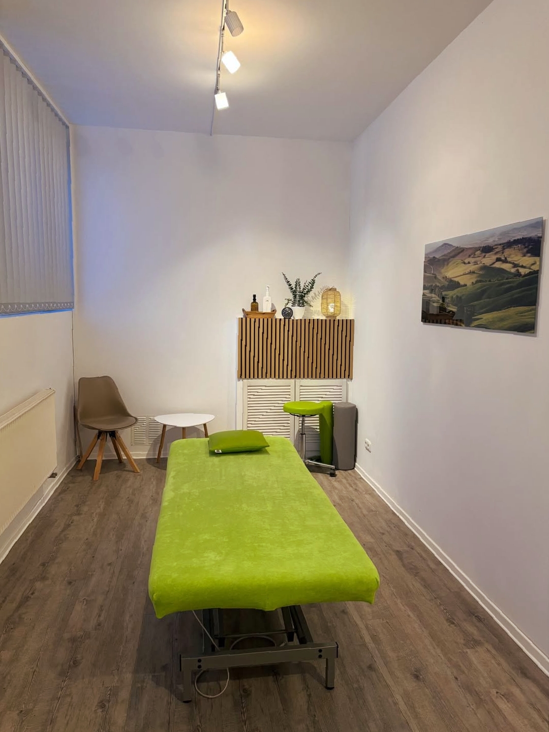Behandlungsraum mit grüner Therapieliege